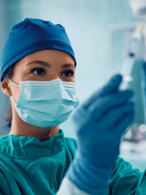 prikaz doktora koji daje anesteziju