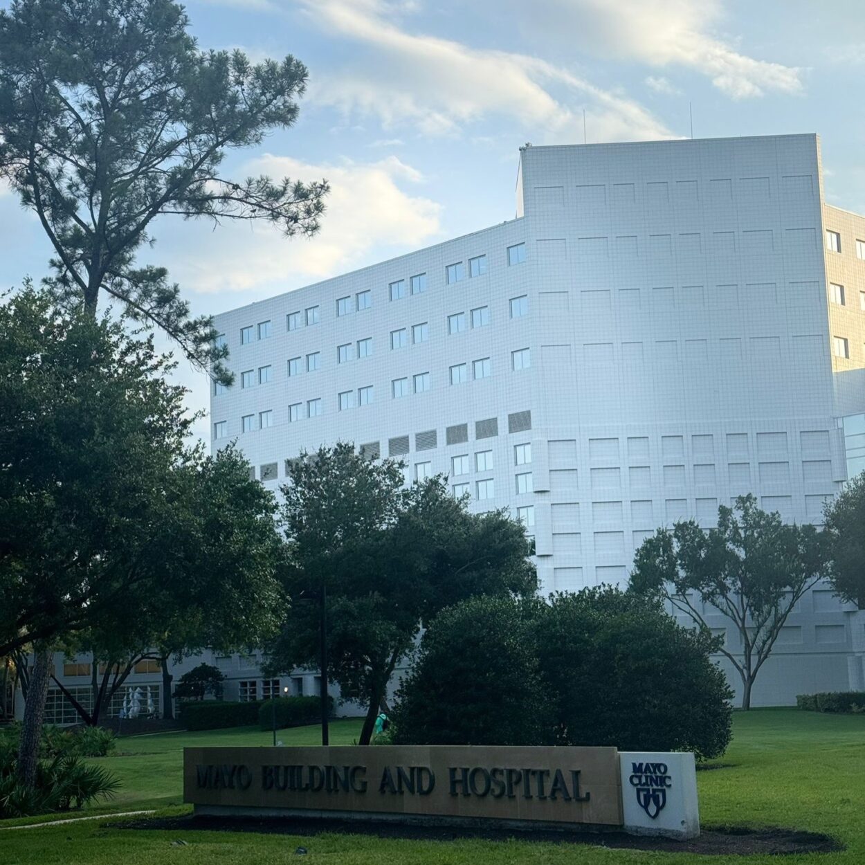 Direktorica UNICLINIC-a ispred Mayo Clinic tokom posjete jednoj od najpoznatijih medicinskih ustanova u svijetu.